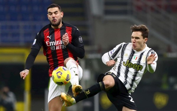 Theo Hernández, do Milan, e Chiesa, da Juventus, disputam bola