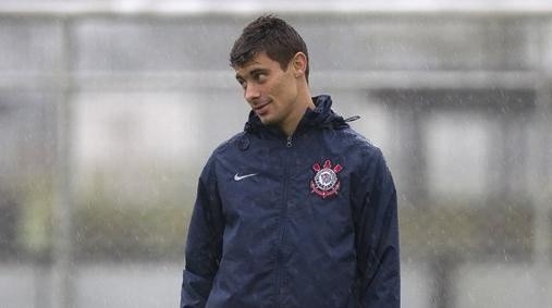 Alex erguer duas taças pelo Timão - Foto: Daniel Augusto Jr/Corinthians.