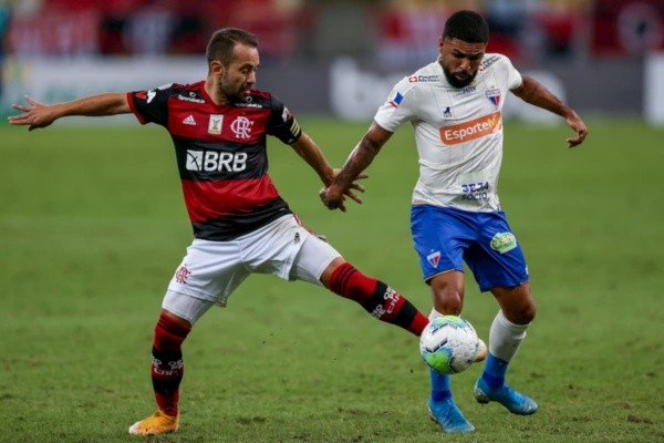 Everton Ribeiro e Romarinho disputando a bola