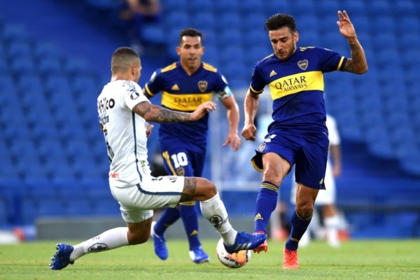 Alison, do Santos, marca jogador do Boca Juniors. Foto: Getty Images