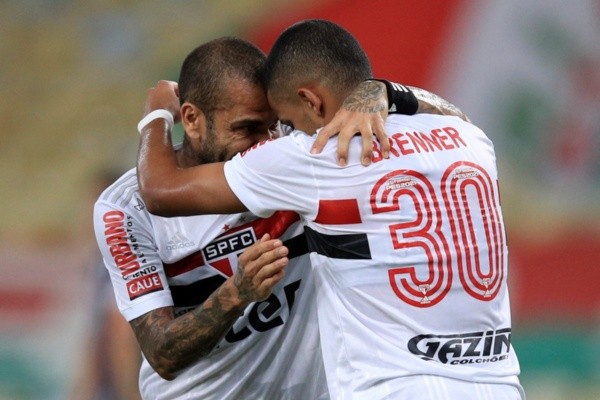 Abraço de Daniel Alves e Brenner, do São Paulo. Foto: Getty Images