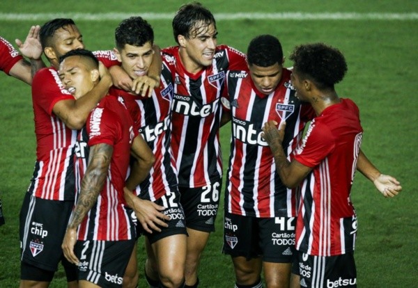 Jogadores do São Paulo se abraçam após gol. Foto: Getty Images