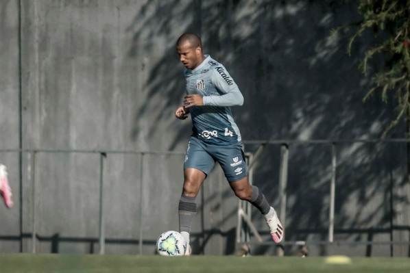 Sánchez é xodó da torcida santista — Foto: Ivan Stoti/Santos FC
