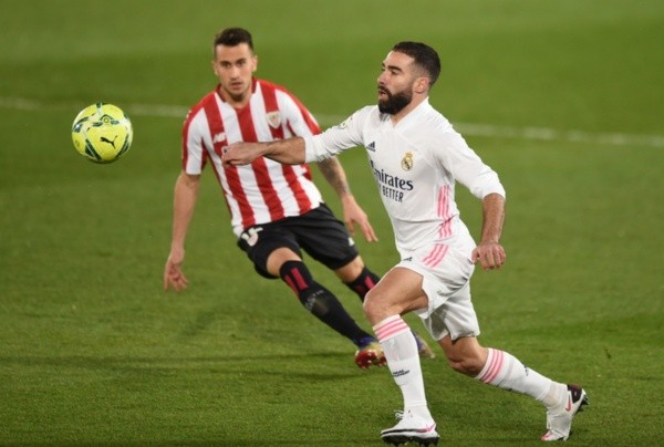 Carvajal, que deve desfalcar o Real Madrid contra o Athletic Bilbao, em disputa de bola. Foto: Getty Images
