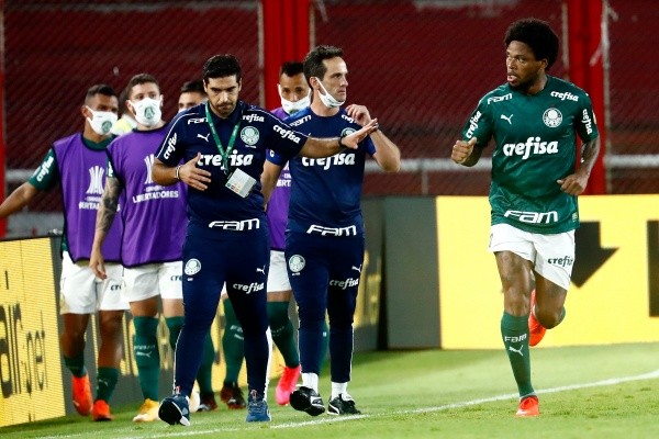 Luiz Adriano comemorando gol contra o River Plate. (Foto: Getty Images) Luiz Adriano comemorando gol contra o River Plate. (Foto: Getty Images)