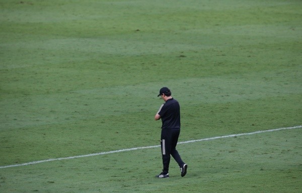 Fernando Diniz sai do campo após derrota para o Santos - (Foto: Getty Images)