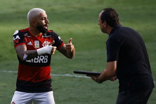 Gabigol e Rogério Ceni conversam em campo. Foto: Getty Images