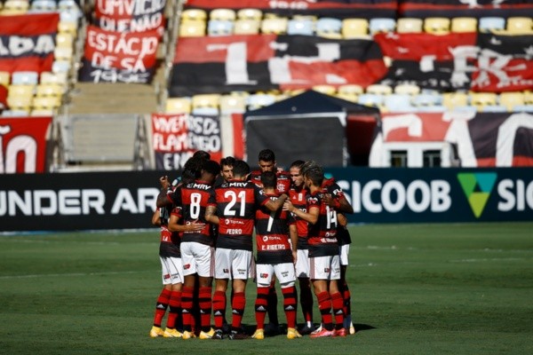Jogadores do Flamengo abraçados. Foto: Getty Images