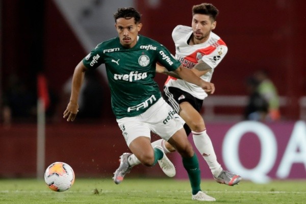 Gustavo Scarpa no jogo contra o River Plate, na Argentina - (Foto: Getty Images)