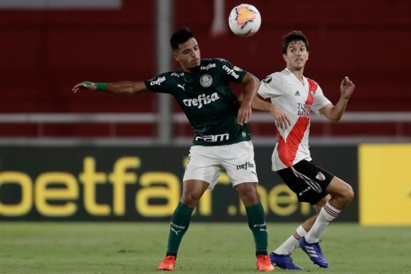 Gabriel Menino disputa a bola no jogo contra o River Plante, na Argentina - (Foto: Getty Images)