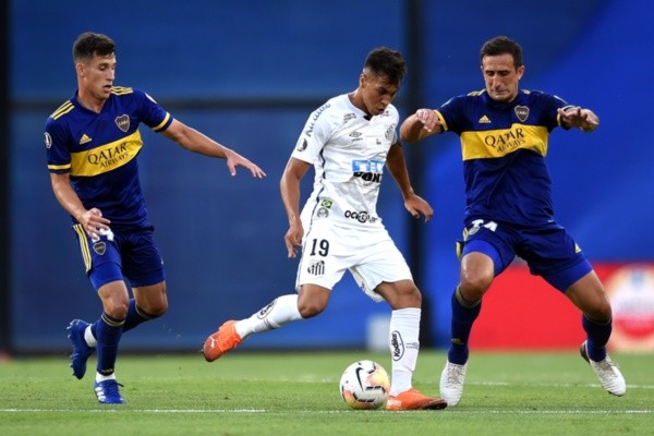 Kaio Jorge é cercado por defensores argentinos em Boca Juniors x Santos. Foto: Getty Images