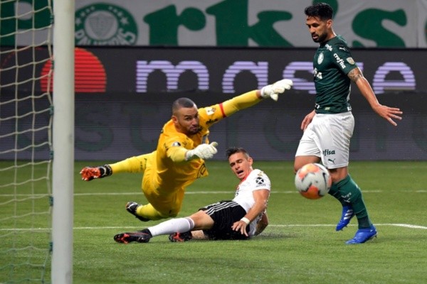 Weverton teve muito trabalho no jogo de volta contra o River Plate - (Foto: Getty Images)