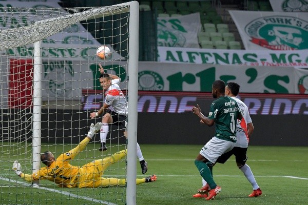 Borré acerta a trave de Weverton já no fim do jogo que classificou Palmeiras à final da Libertadores (Foto: Getty Images)
