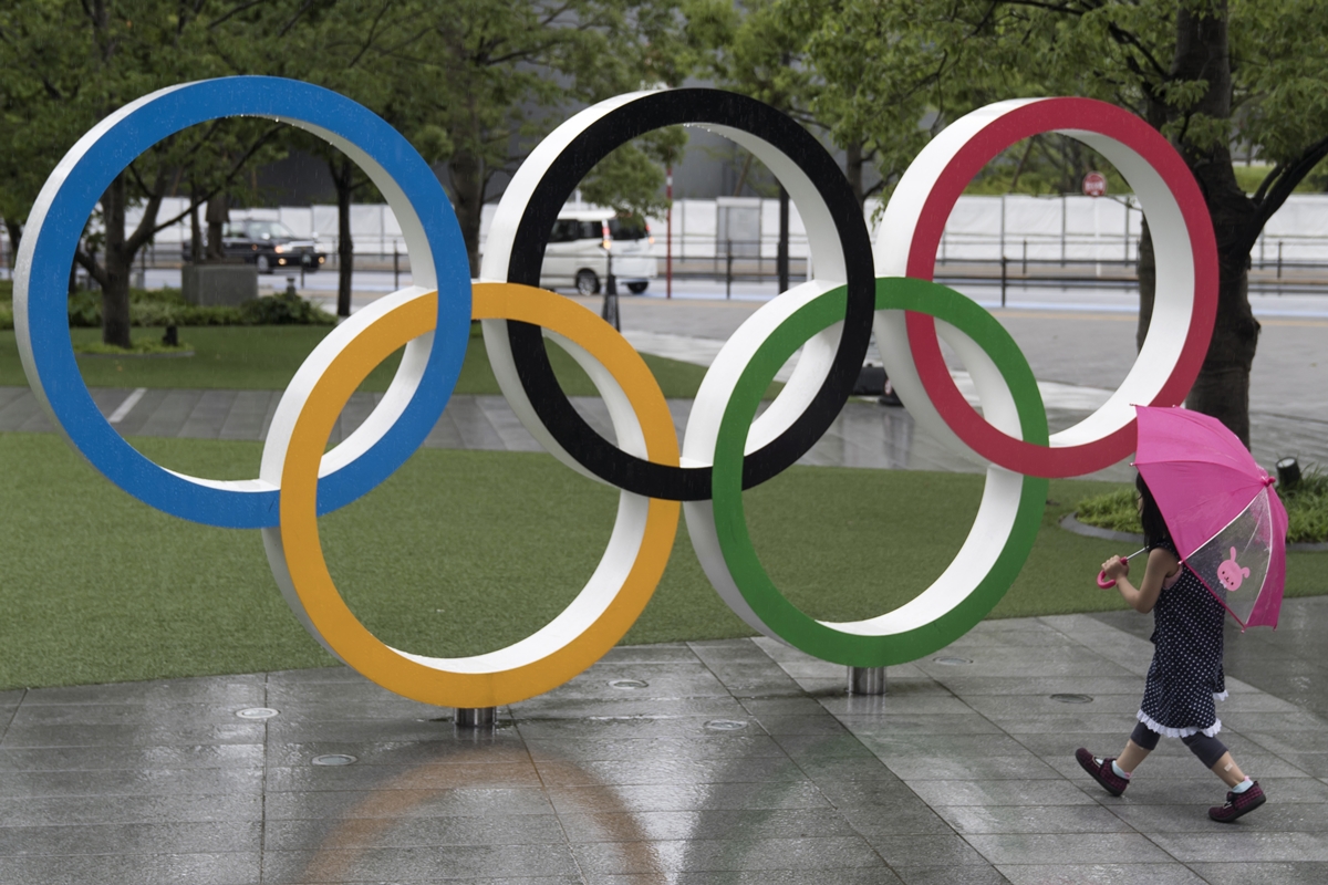Anéis Olímpicos em frente ao National Stadium, em Tóquio. Foto: Getty Images
