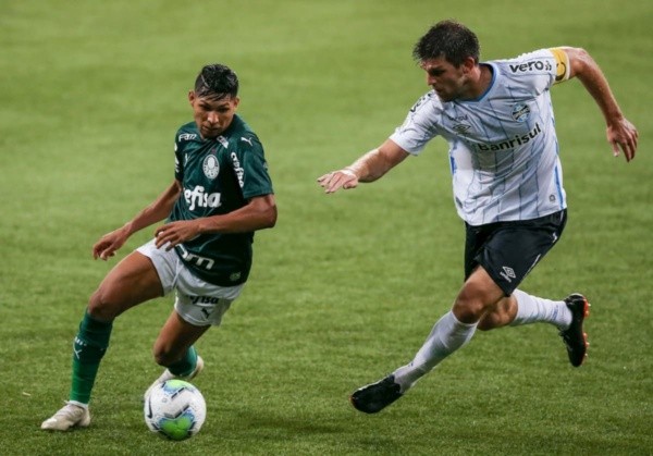 Brasileirão: Palmeiras e Grêmio empatam em 1 a 1 em jogo ...