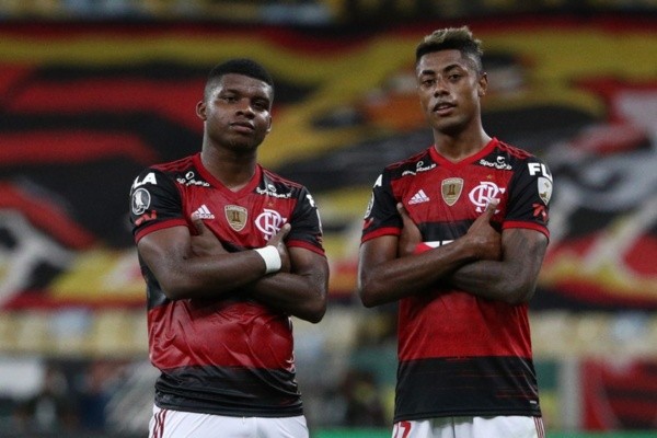 Lincoln e Bruno Henrique durante partida da Libertadores. Foto: Getty Images