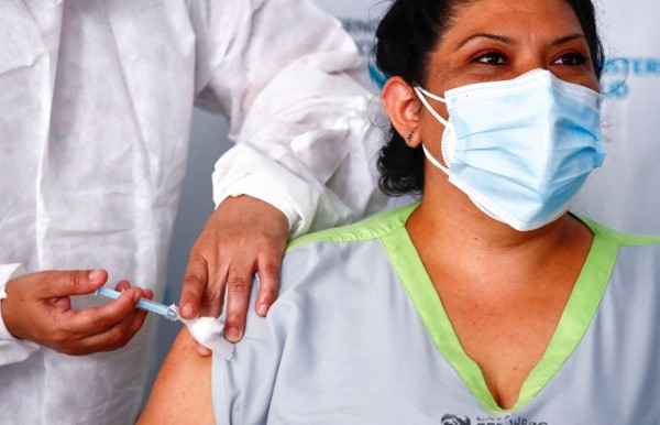 Mulher argentina é vacinada contra a Covid-19. Foto: Getty Images