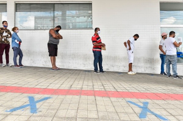Clientes fazem fila em agência da Caixa - Foto: Getty Images