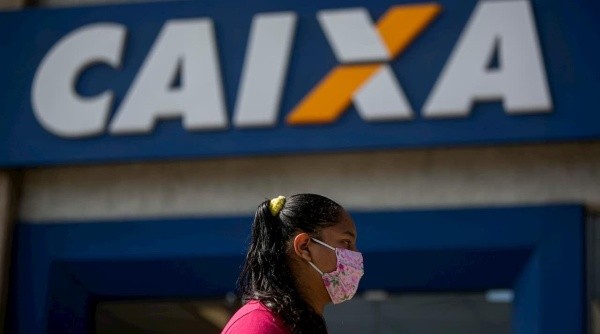 A Caixa Econômica Federal é a responsável por fazer pagamentos aos aposentados - Foto: Getty Images