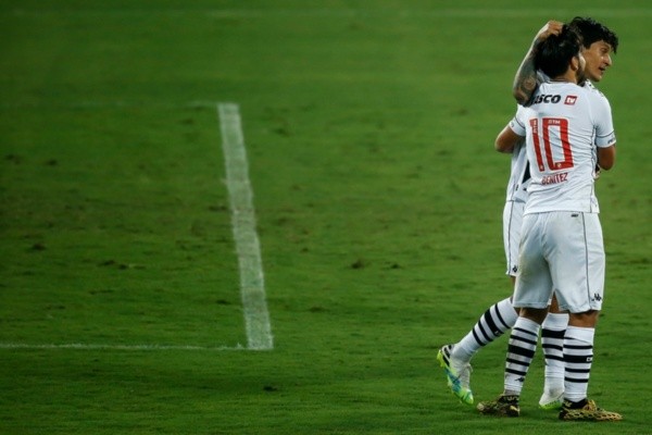 Jogadores do Vasco se abraçam após gol pelo Brasileirão. Foto: Getty Images