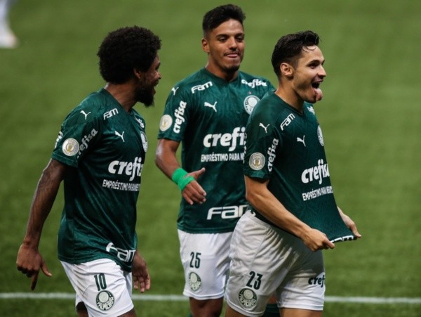 Luiz Adriano, Gabriel Menino e Raphael Veiga celebram gol do Palmeiras. Foto: Getty Images