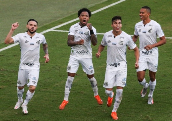 Jogadores do Santos comemoram gol pelo Brasileirão. Foto: Getty Images