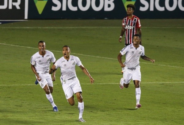 Atletas do Santos celebram gol contra o líder São Paulo. Foto: Getty Images