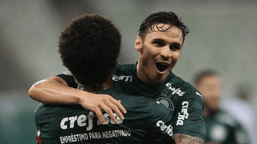 Raphael Veiga e Luiz Adriano festejam gol do palmeiras contra o Corinthians. (Foto: Getty Images)