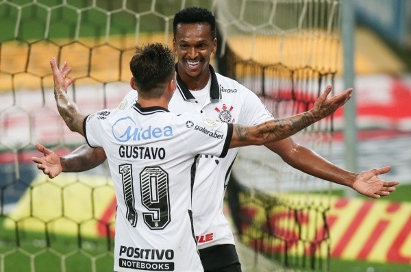 Jô e Gustavo Mosquito, do Corinthians, celebram gol. Foto: Getty Images
