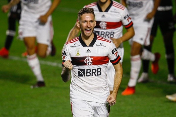 Léo Pereira comemorando gol com a camisa do Flamengo — Foto: Getty Images