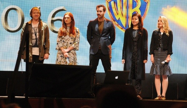 Matthew Lewis ao lado de parte do elenco dos filmes de Harry Potter - Foto: Getty Images