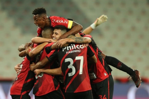 Jogadores do Athletico-PR se abraçam após gol. Foto: Getty Images