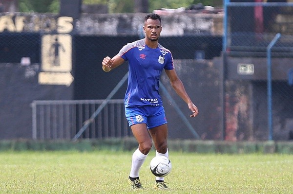 Derick durante treinamento — Foto: Pedro Ernesto Guerra Azevedo/Santos FC
