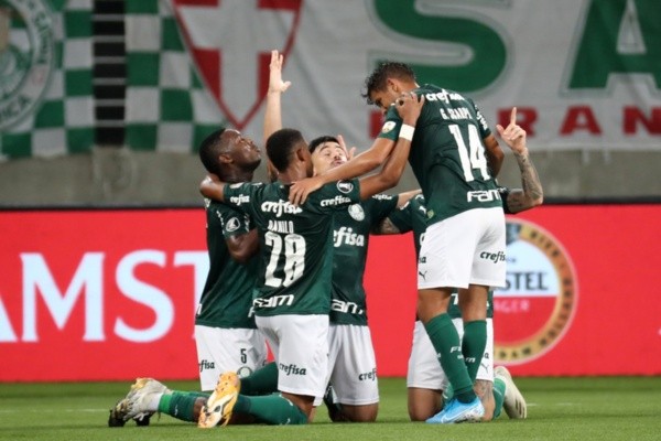 Jogadores do Palmeiras comemoram gol ajoelhados. Foto: Getty Images