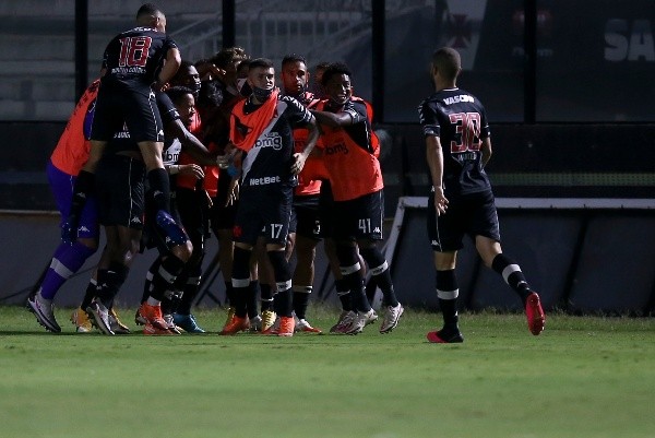 Vasco venceu o Atlético e segue na luta pela permanência na série A. (Foto: Getty Images)