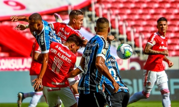 Jogadores de Inter e Grêmio disputam a bola pelo Brasileirão. Foto: Getty Images