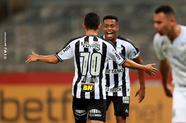Keno deu assistência (mais uma) para gol de Savarino na vitória sobre o Santos (Foto: Divulgação/Atlético)