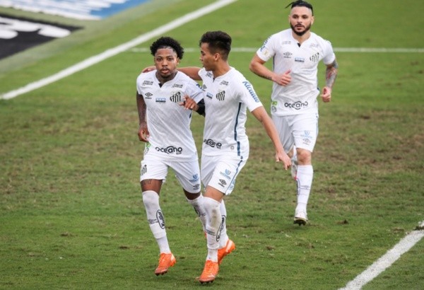 Marinho e Kaio Jorge comemoram gol do Santos na Vila Belmiro. Foto: Getty Images