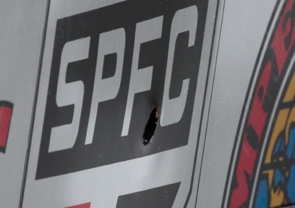 Foto de parte do ônibus do SPFC danificado pelos vândalos. (Foto: Reprodução)