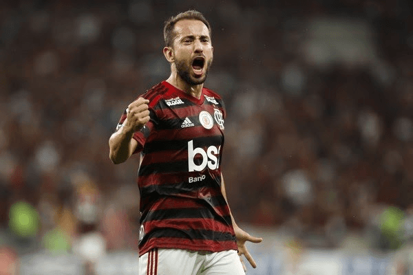 Everton Ribeiro em campo pelo Flamengo. (Foto: Getty images)