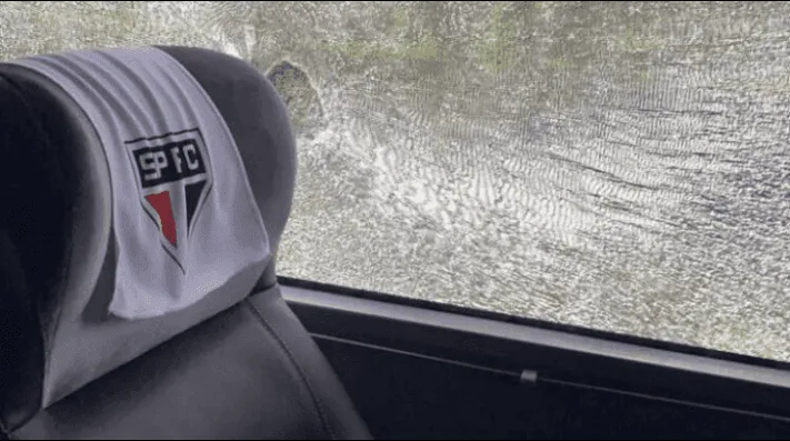 Ônibus do São Paulo foi atacado no caminho ao Morumbi. (Foto: Reprodução)