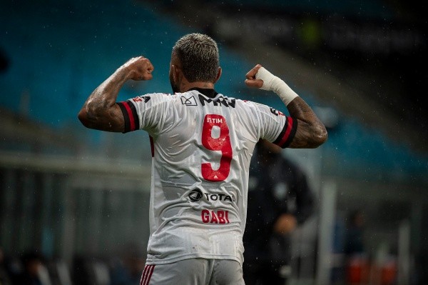 Gabigol deixou sua marca contra o Grêmio e ainda abraçou Ceni em determinado momento do jogo (Foto: Alexandre Vidal / Flamengo)