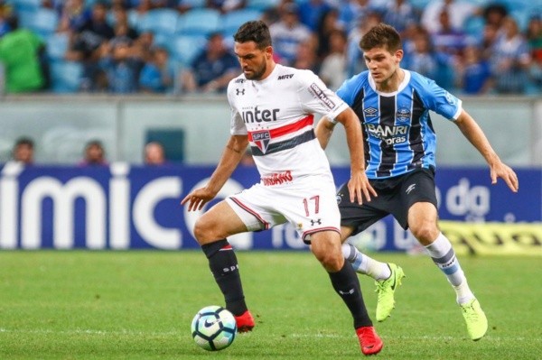 Gilberto vestindo a camisa do Tricolor em 2017 — Foto: Getty Images