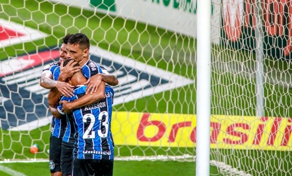 Jogadores do Grêmio se abraçam após gol. Foto: Getty Images