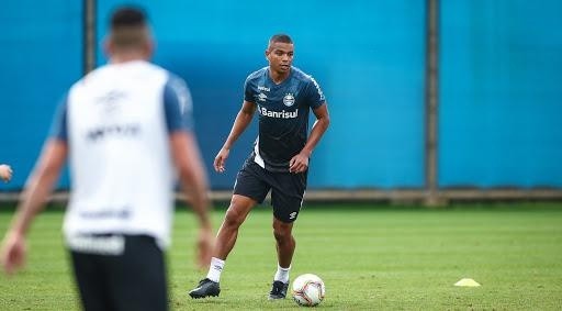 Braz deve ser titular na zaga - David Braz deve ser titular na zaga - Foto: Lucas Uebel/Grêmio.