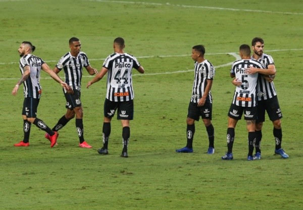 Jogadores do Santos se abraçam. Foto: Getty Images