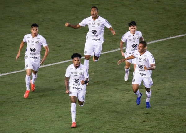 Jogadores do Santos comemoram gol pelo Brasileirão. Foto: Getty Images 