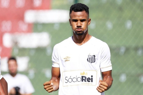 Derick em ação pelo Peixão — Foto: Pedro Ernesto Guerra Azevedo/Santos FC