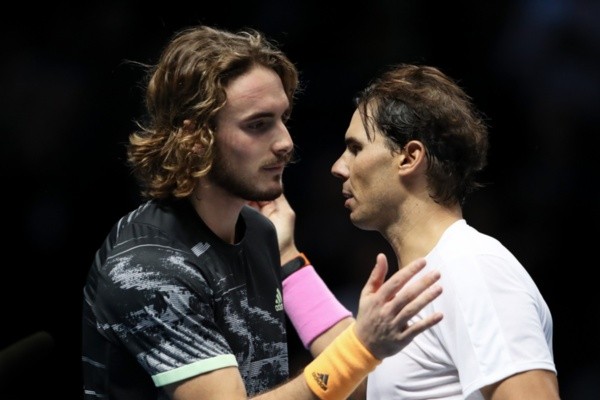 Tsitsipas e Nadal se cumprimentam no ATP Finals. Foto: Getty Images Tsitsipas e Nadal se cumprimentam no ATP Finals. Foto: Getty Images