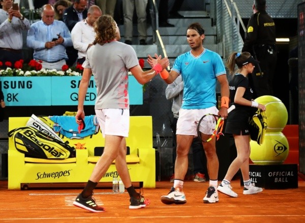 Tsitsipas e Nadal em jogo pelo Madrid Open. Foto: Getty Images Tsitsipas e Nadal em jogo pelo Madrid Open. Foto: Getty Images